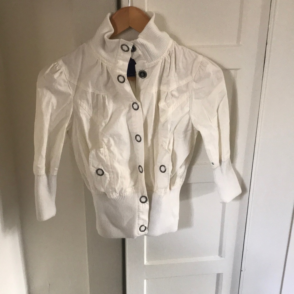 White fitted light jacket Miley Cyrus